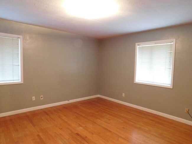 Building Photo - 4Bd/1.5Ba Two Story Home - Available End o...