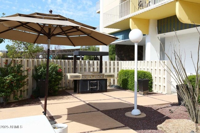 Building Photo - 207 W Clarendon Ave