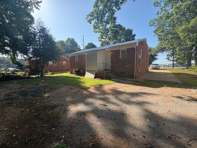Building Photo - 702 W Fairfield Rd