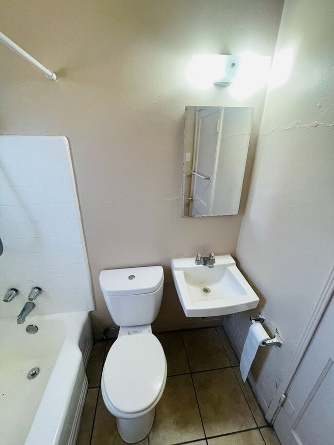 Building Photo - Two Bedroom w/ A/C, Yard and Carport - 500...