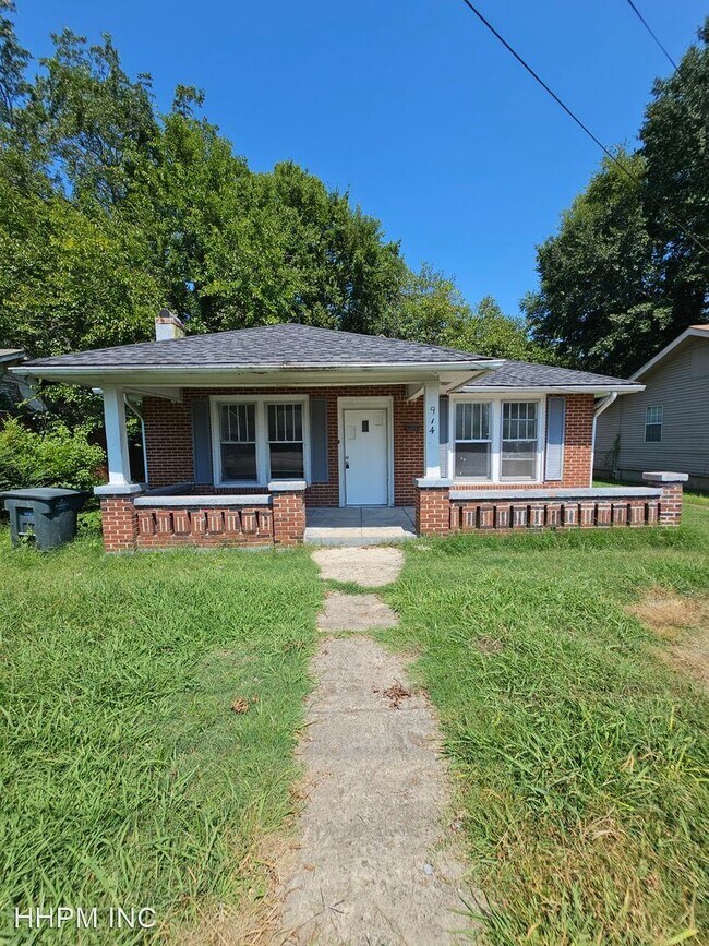 Building Photo - 3 br, 1 bath House - 914 W College St