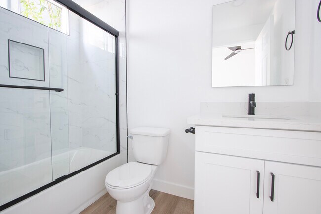 Building Photo - 621 N Bronson Ave