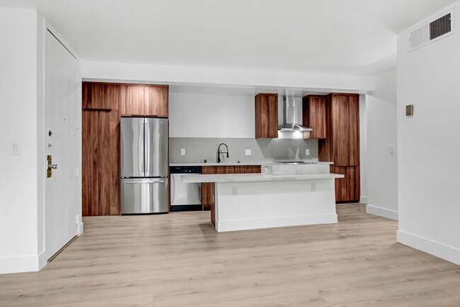 Building Photo - 8430 De Longpre