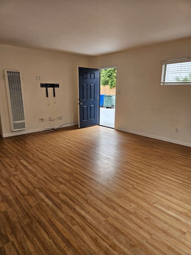 Building Photo - MOVE IN SPECIAL: Charming 2 Bedroom/1 Bath...