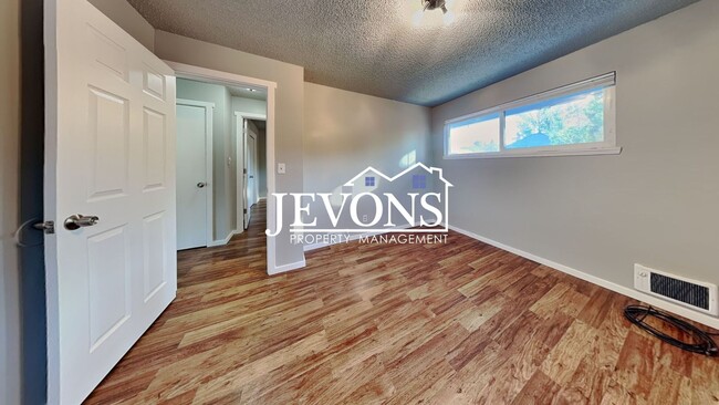 Building Photo - Inviting 2-bedroom 4-plex near Pritchard I...