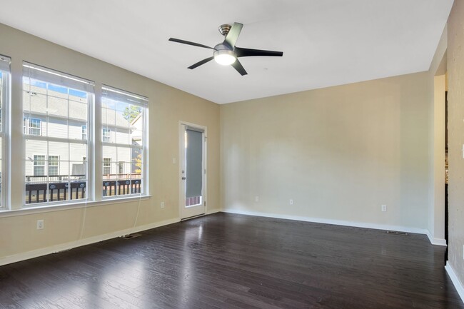 Building Photo - Spacious 3 Bedroom 3.5 Bathroom Townhome i...