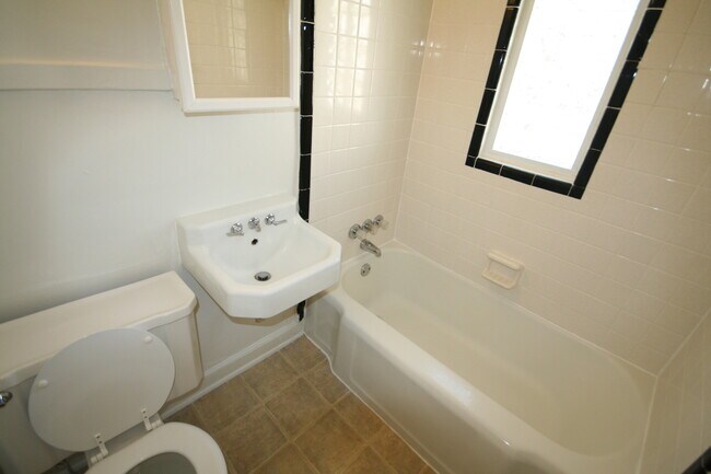 Building Photo - End Unit Townhouse with Hardwoods / W&D / ...