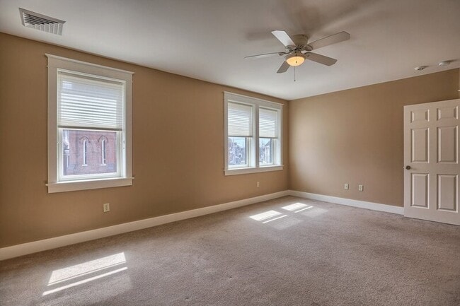 Building Photo - 353 W King St