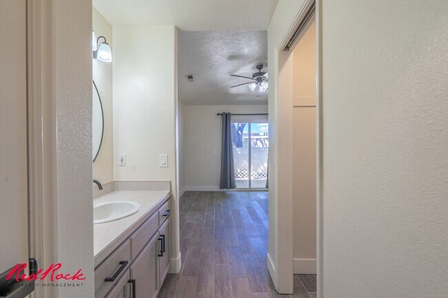 Building Photo - Small Dog Friendly! 3 Bedroom Single-Level...