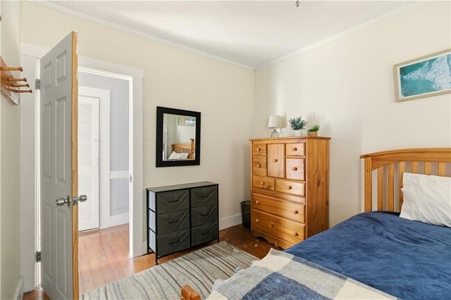 Building Photo - 13 Holland St