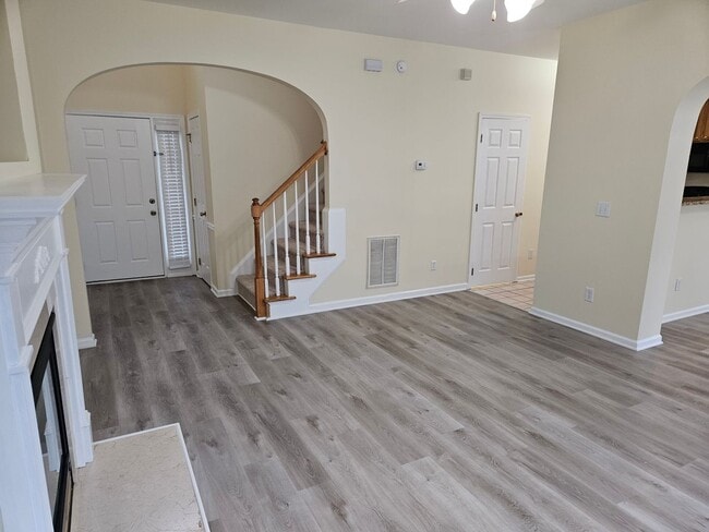 Building Photo - Lovely 3br/2.5ba in exc community, 2 car gar, exc deck, comm rec included!! Avail July 15, 2026!