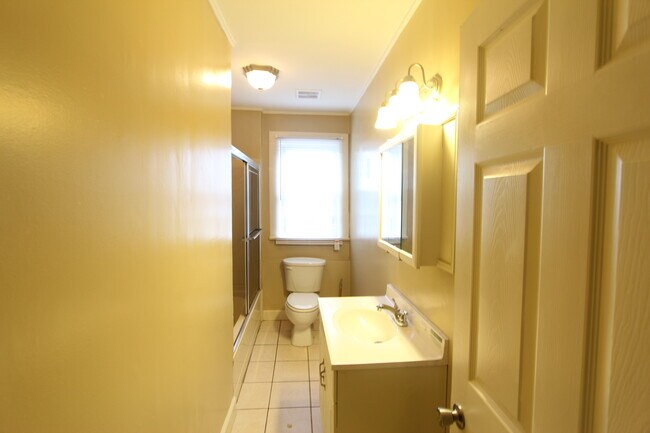 Building Photo - 1605 4th Terrace W