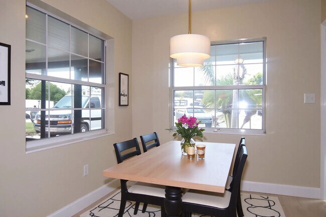 Building Photo - 1/2 OFF 3 Bedroom, 1 Bathroom Home for Ren...