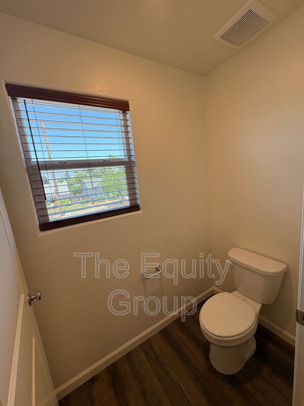 Building Photo - 1900 Oak Falls Ct