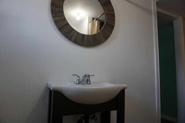 Building Photo - Quiet 4 Bedroom 2.5 Bath Taylorsville Home