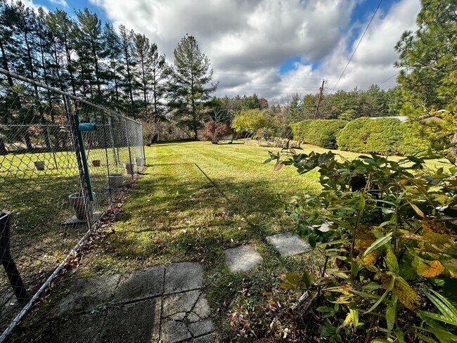 Building Photo - Comfortable Christiansburg Home with Great Location