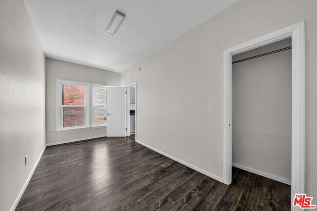 Building Photo - 3209 Descanso Dr