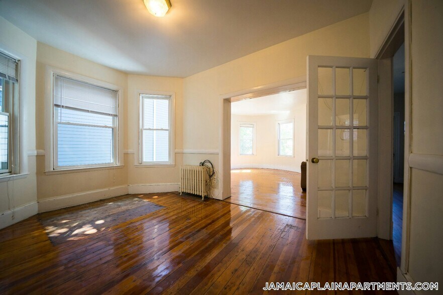 Building Photo - 452 Centre St