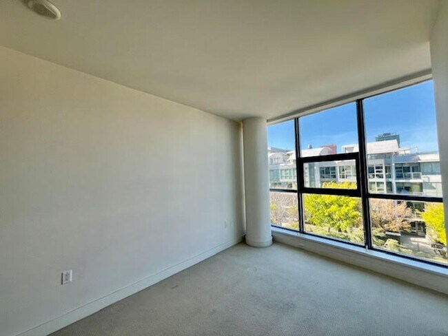 Building Photo - City living at its best! 2 BR/2 BA @ the M...