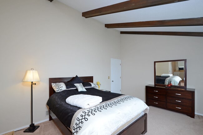 Building Photo - Wonderful 3 Bed 2 Bath Townhome in Little Canada