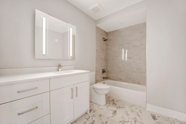 Building Photo - 2221 W Lawrence Ave