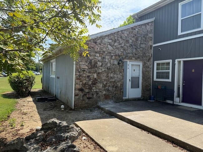 Building Photo - Fabulous Renovation!! Hermitage 1 Level Co...