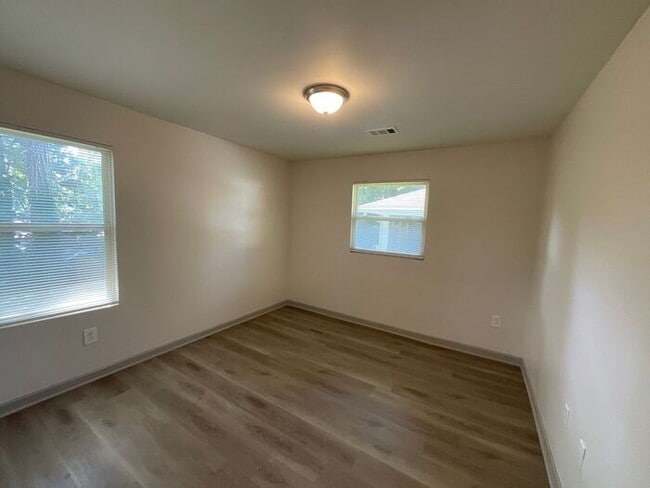 Building Photo - **Spacious 4BR with Modern Upgrades & Cove...