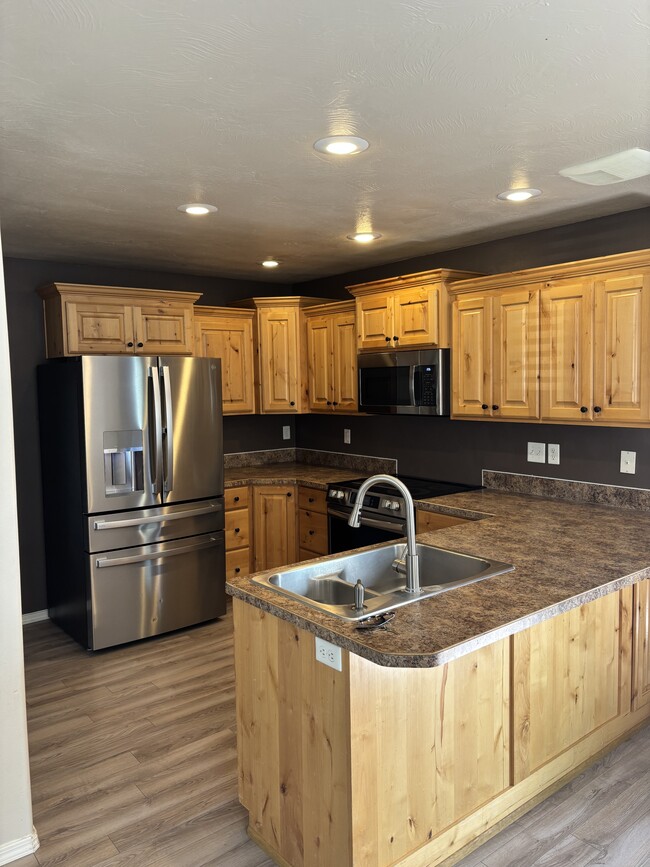 Building Photo - 2075 Mary Dr