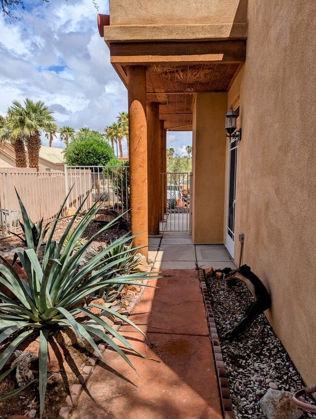 Building Photo - Santa Fe Vistas House!