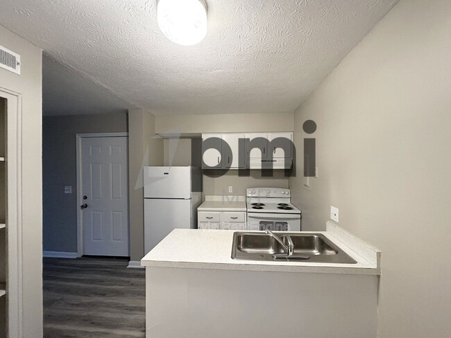 Building Photo - 834 Whitethorne Ave