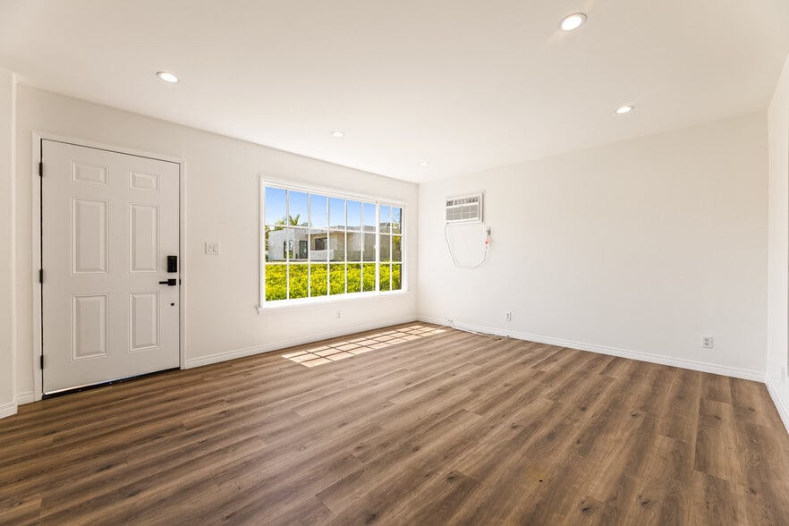 Building Photo - 801 S Burnside Ave