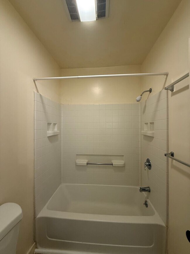 Building Photo - Charming, One bedroom duplex in Prime Ashland location | Available Now!