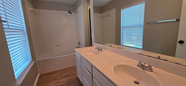 Building Photo - 3037 Bradford Park Dr