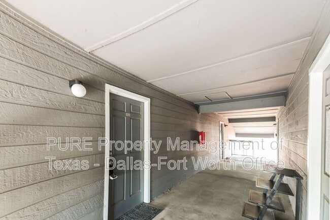 Building Photo - 18333 Roehampton Dr