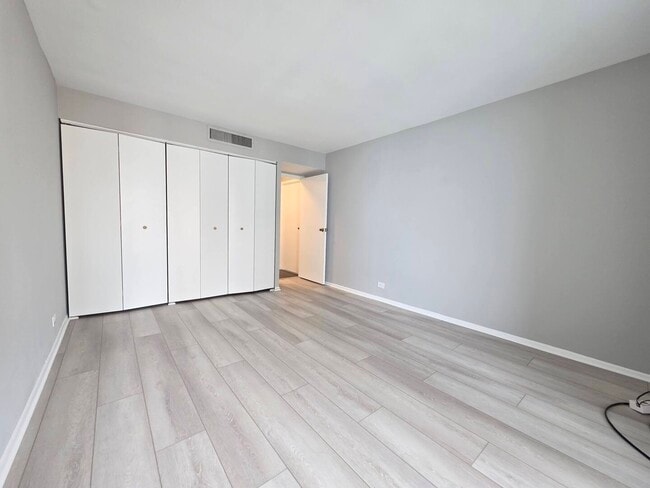 Building Photo - 6033 N Sheridan Rd