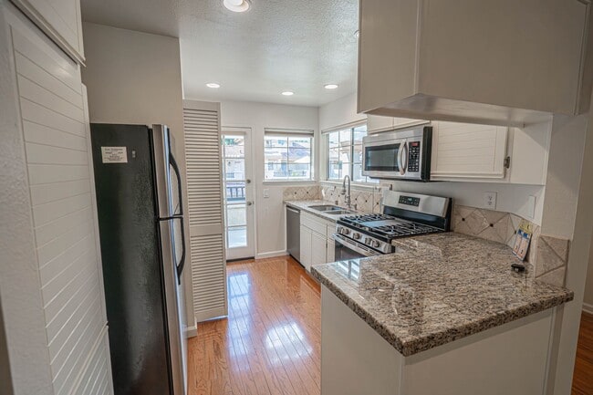 Building Photo - COMING SOON! 1 Bedroom Condo for Rent in V...