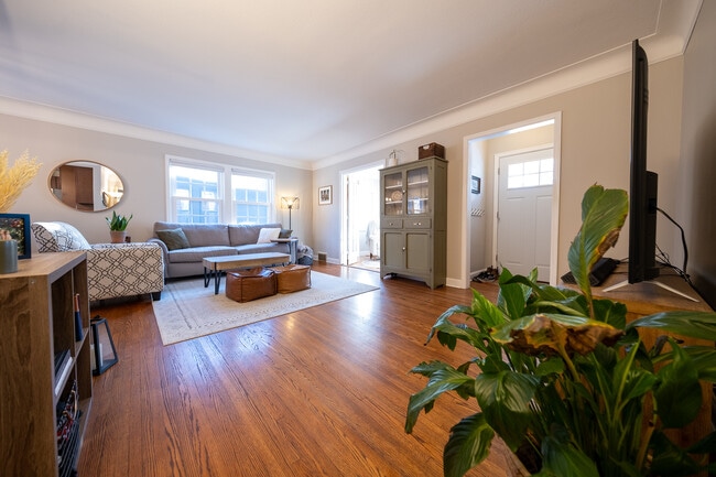 Building Photo - 2626 N Vincent Ave