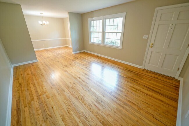 Building Photo - Sublease: Available 7/22/25 Beautiful 4/2 ...