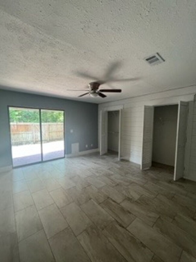 Building Photo - 2 Bed 2 Bath Townhome