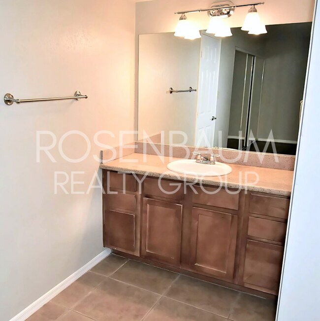 Building Photo - Beautiful 2-beds, 2-baths ground-level cor...