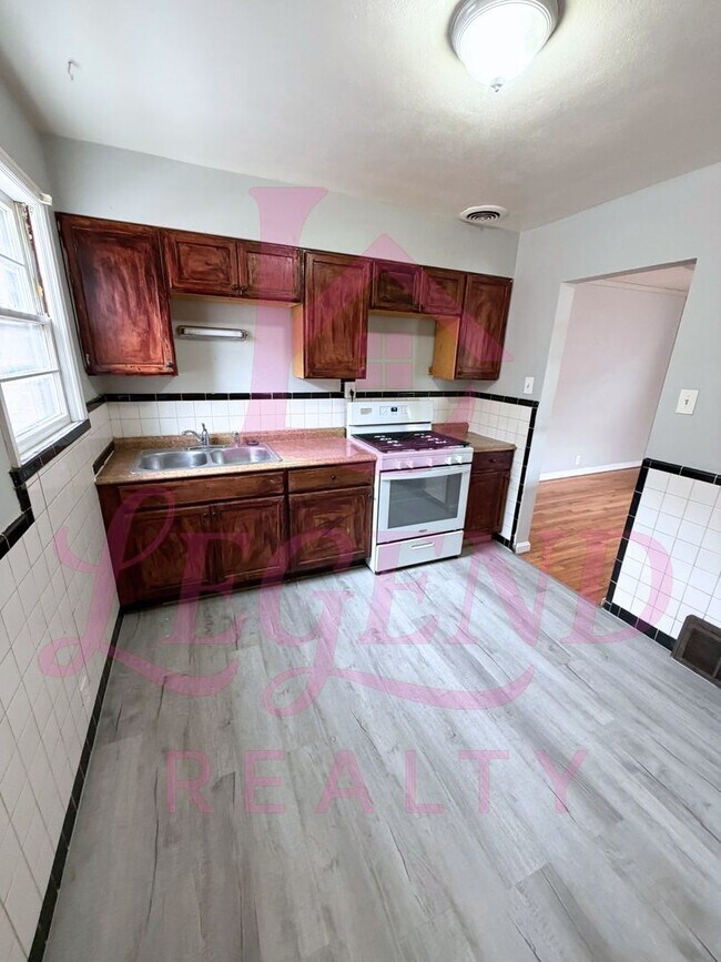 Building Photo - 2 bedroom 1 bathroom home with beautiful hardwood floors!