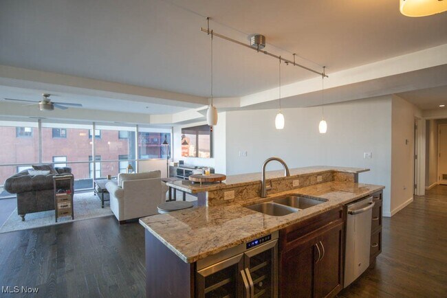 Building Photo - 701 W Lakeside Ave