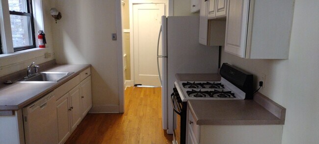 Building Photo - 531 W Briar Plz