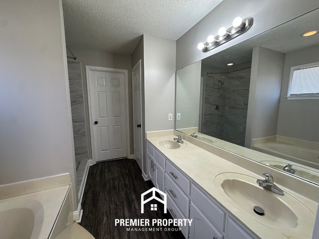 Building Photo - 4 Bedroom Home for Rent in Memphis, TN | High Ceilings, Stone Fireplace & 2-Car Garage