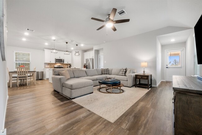 Building Photo - 27107 Blue Pool Dr