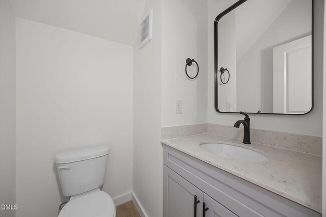 Building Photo - 2811 Wilcox Pl
