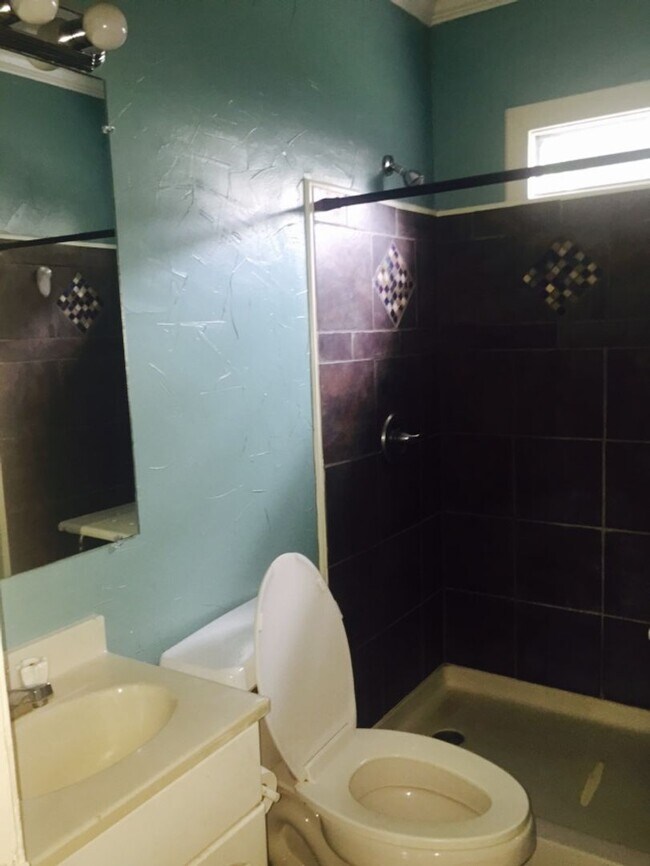 Building Photo - 615 Monroe St