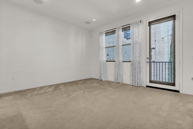 Building Photo - 1520 W 1st St