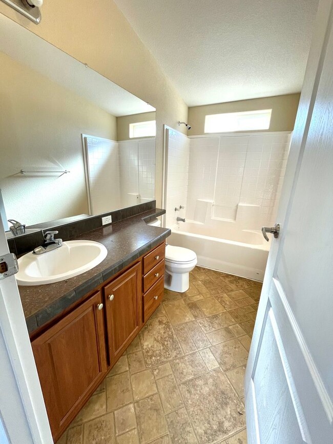 Building Photo - 3 Bedroom 2 Bathroom Home Close To The Nat...