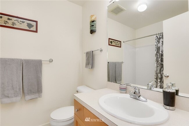Building Photo - Beacon Hill 3bed 2.5bath Home